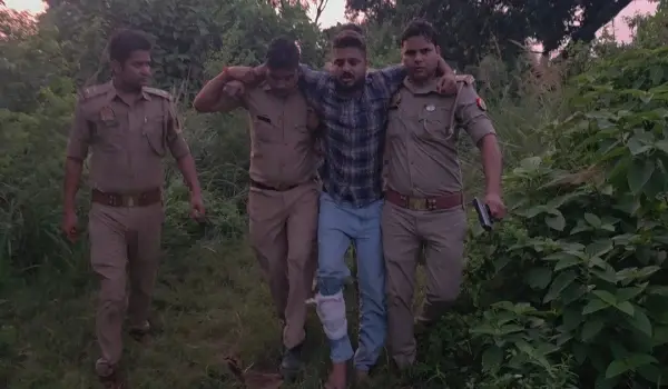 अंबेडकरनगर में मुठभेड़: पुलिस पर फायरिंग के बाद दो बदमाश घायल, तीसरा पकड़ा